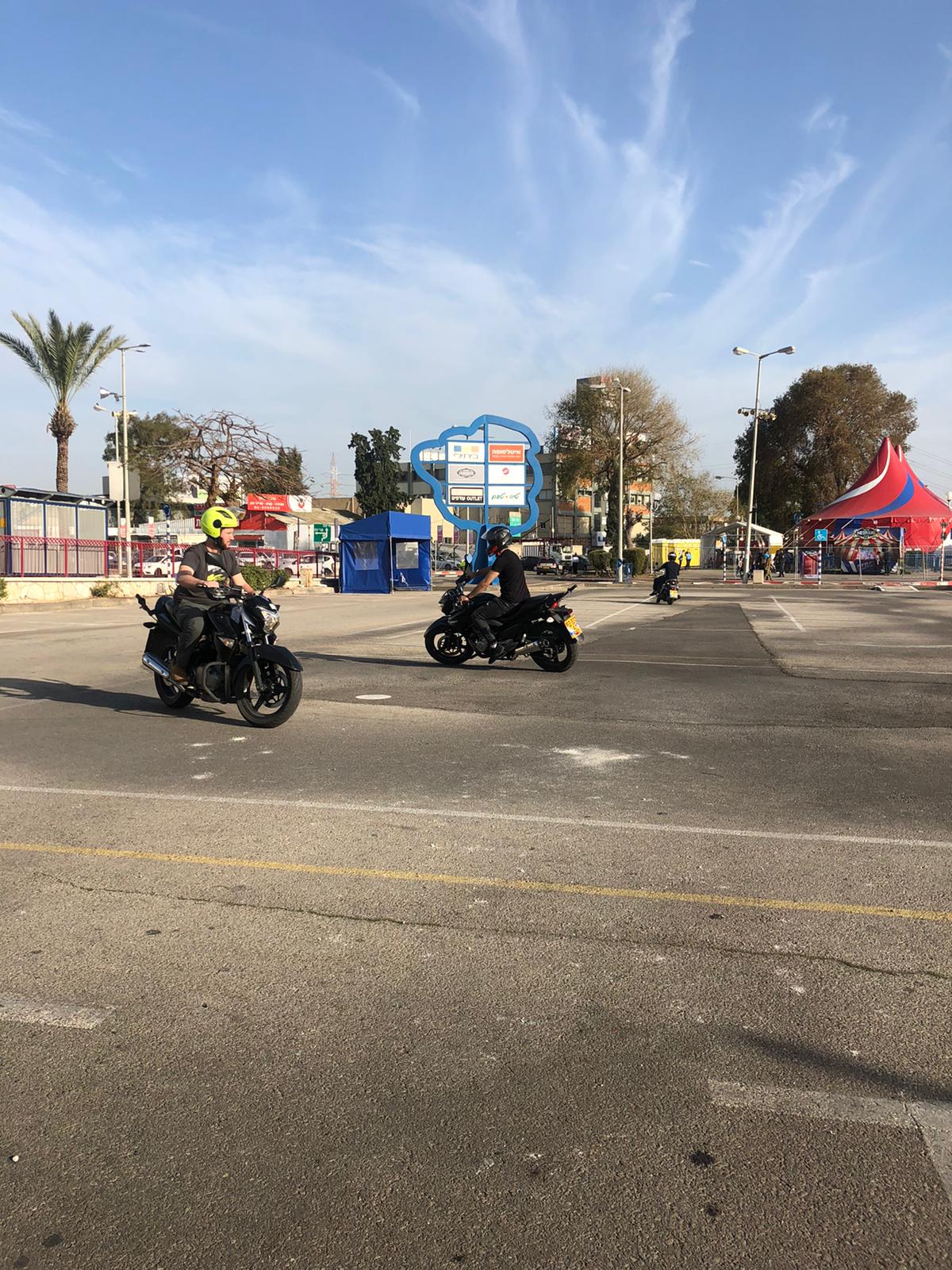 שיעורי נהיגה על אופנוע במגרש